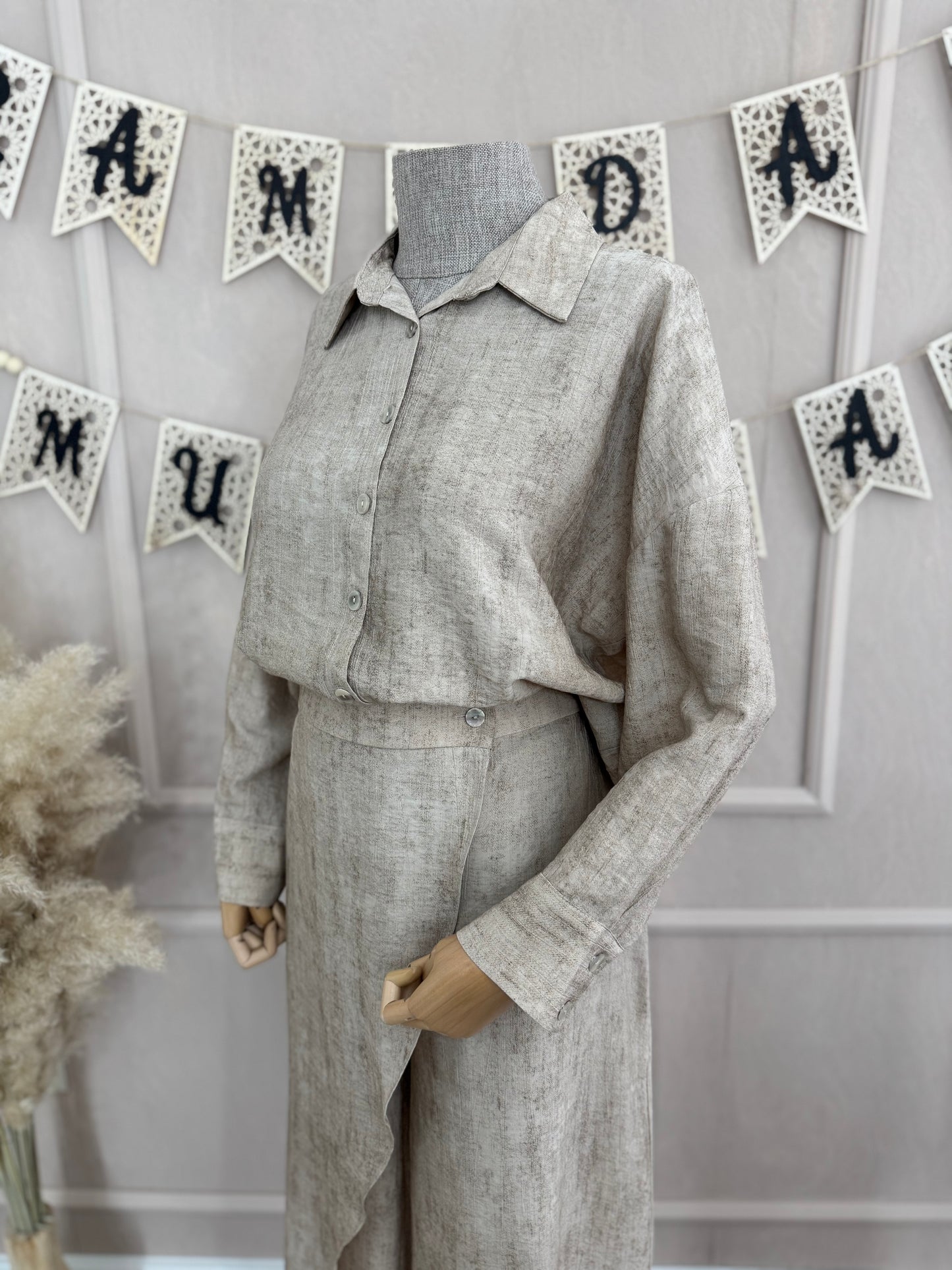 Komplet ( kosulja i pantalone sa imitacijom preklopa) bez