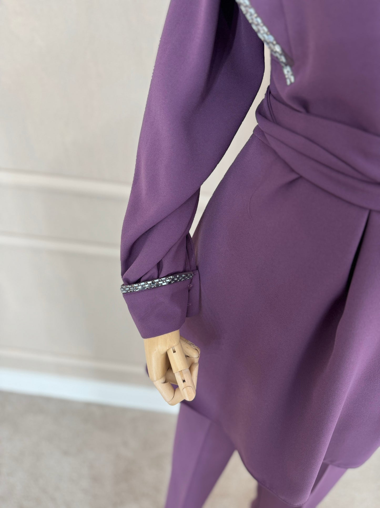 Ljubičasti komplet sa srebrenim detaljima