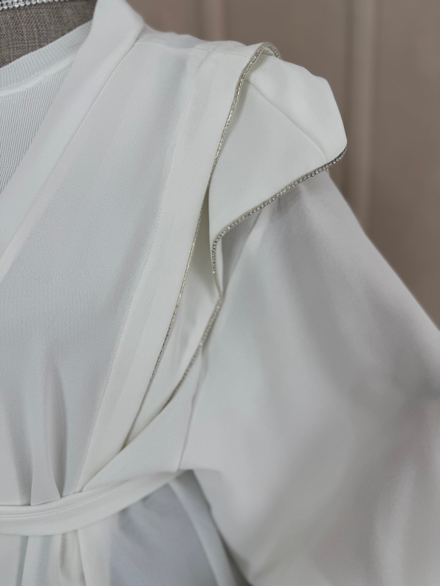 Abaya sa srebrenim detaljima