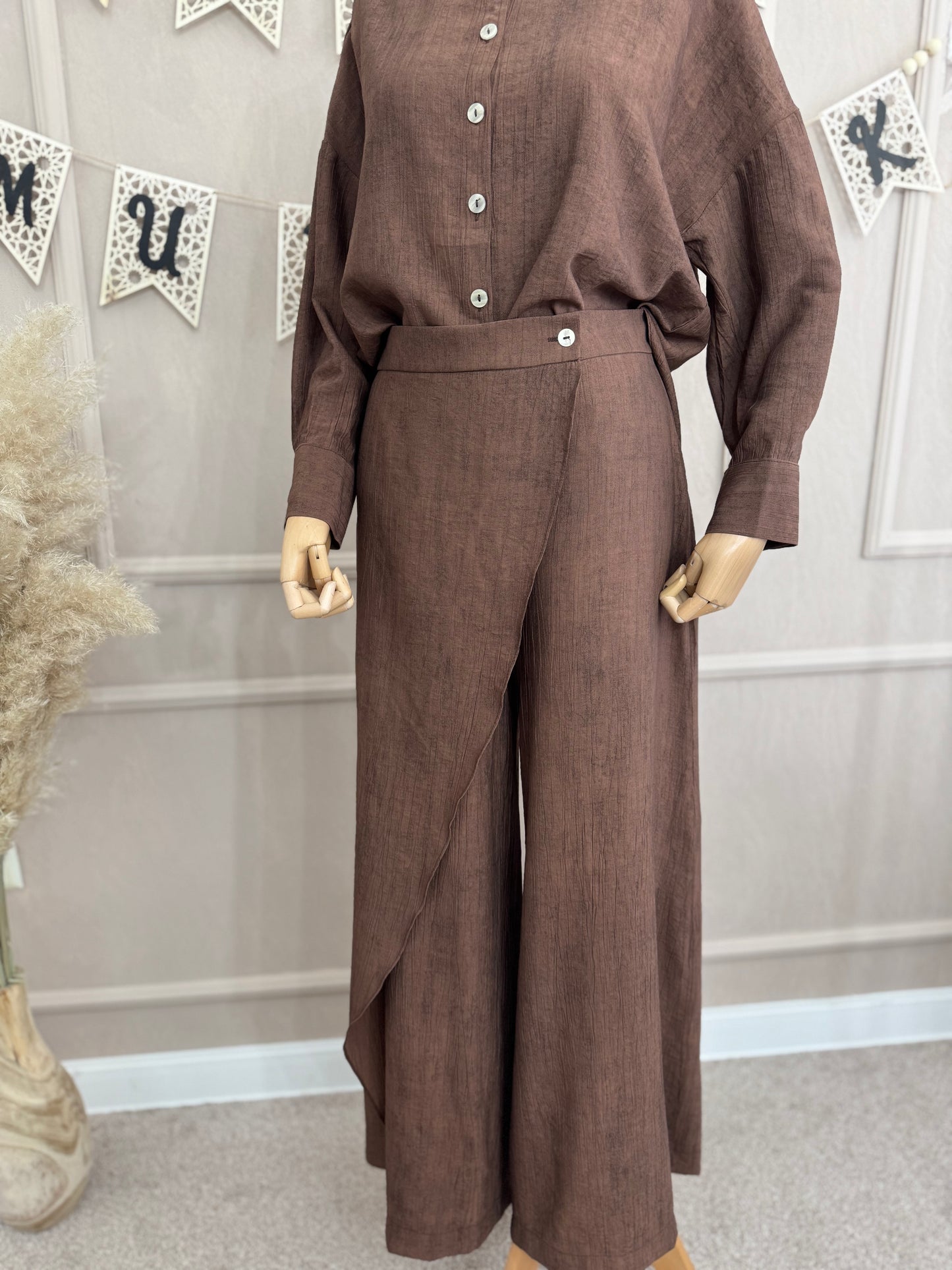 Komplet ( kosulja i pantalone sa imitacijom preklopa) smedji