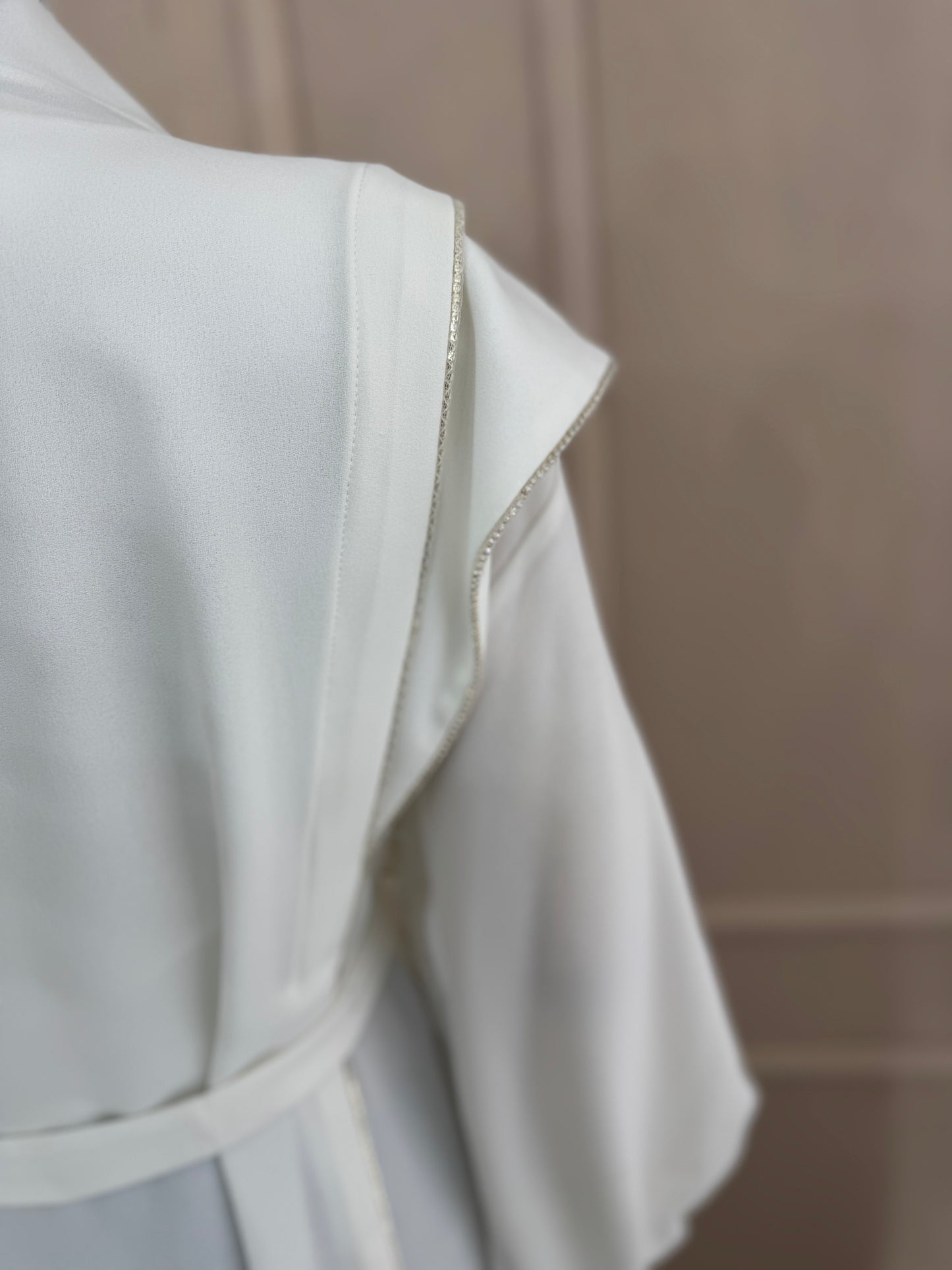 Abaya sa srebrenim detaljima