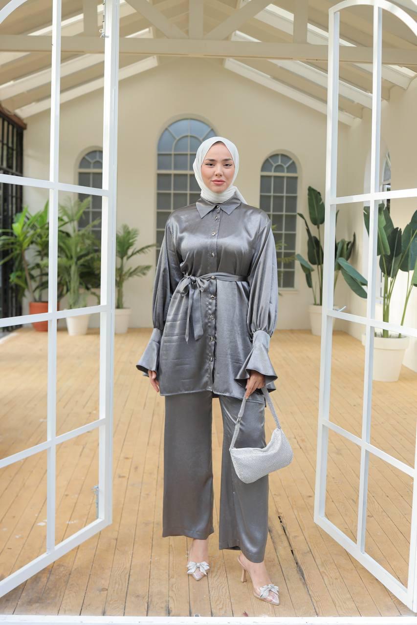 Sivi komplet sa volanima na rukavu