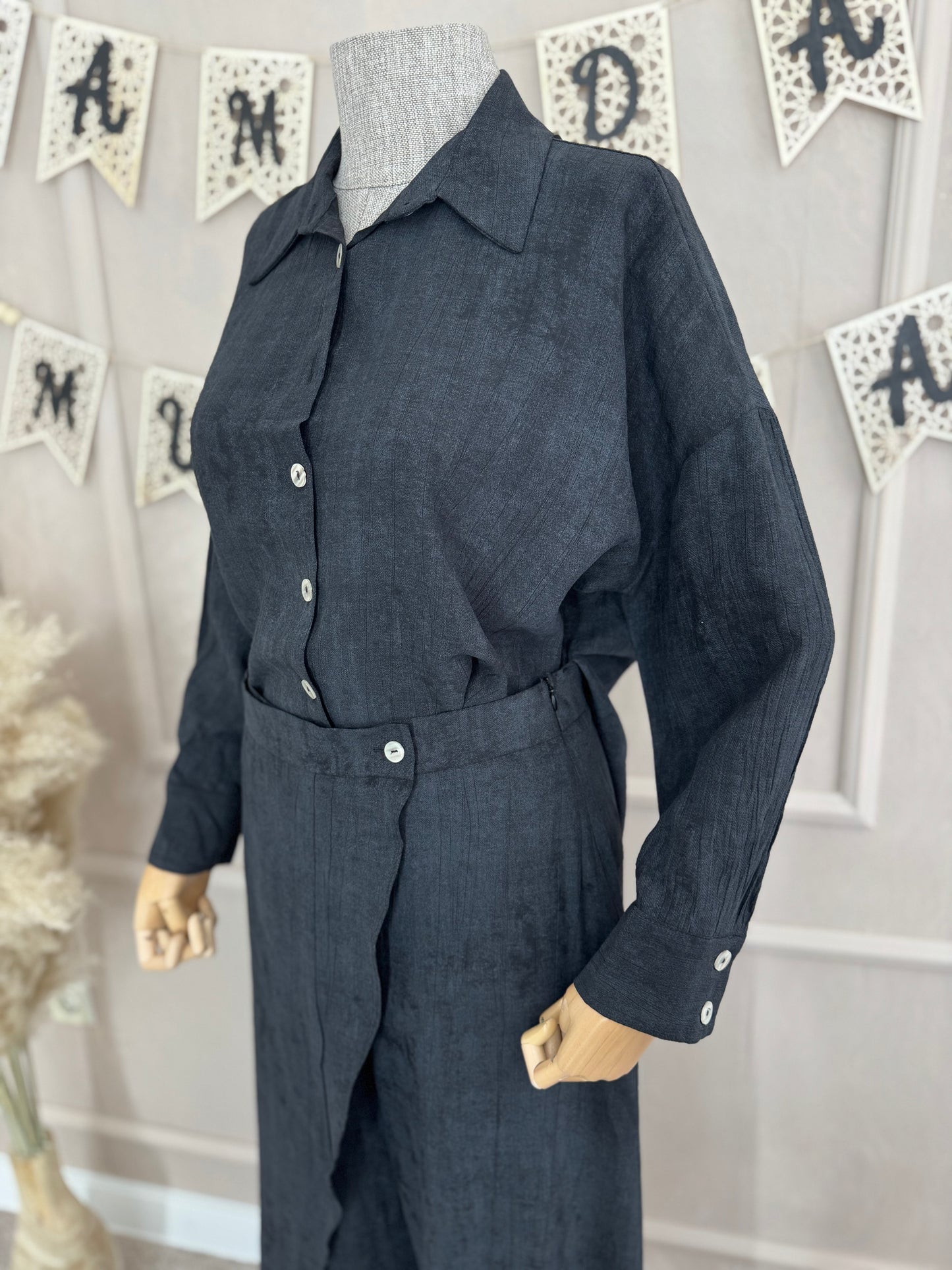 Komplet ( kosulja i pantalone sa imitacijom preklopa) antracit